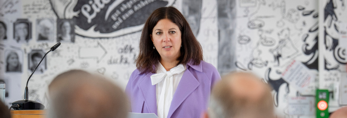 Regierungsrätin Laura Bucher spricht an der Konferenz.